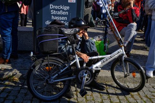 2025-10-03-Friedensdemo-Bebelplatz-Fahrrad-a