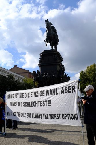 2025-10-03-Friedensdemo-Bebelplatz0003a